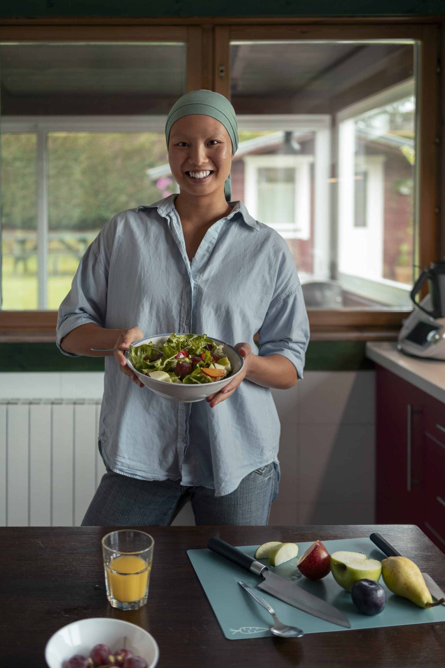 portrait-woman-with-cancer-eating-salad-home